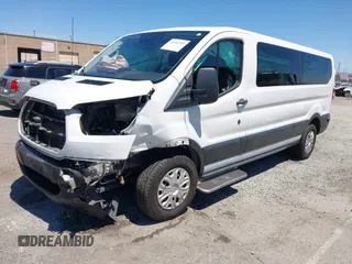 2019 Ford Transit Passenger XL z VIN 1FBZX2YM2KKA61349, wystawiony jako IAAI lot #42342349 z przebiegiem 106 593 mil mil oraz . Historia ofert i sprzedaży dostępna na DreamBid. Obrazek 2.