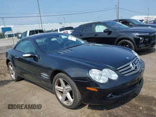 2005 Mercedes-Benz SL 500 z VIN WDBSK75F25F088450, wystawiony jako IAAI lot #42424662 z przebiegiem 104 259 mil mil oraz . Historia ofert i sprzedaży dostępna na DreamBid. Obrazek 1.