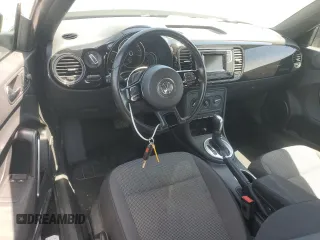 2018 Volkswagen Beetle S z VIN 3VWFD7AT6JM717370, wystawiony jako Copart lot #55814455 z przebiegiem 87 902 mil mil oraz Szkoda całkowita • Salvage title. Historia ofert i sprzedaży dostępna na DreamBid. Obrazek 8.