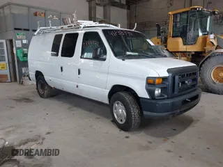 2011 Ford Econoline Cargo Commercial z VIN 1FTNE2EL6BDA18410, wystawiony jako IAAI lot #41833972 z przebiegiem 128 361 mil mil oraz . Historia ofert i sprzedaży dostępna na DreamBid. Obrazek 1.