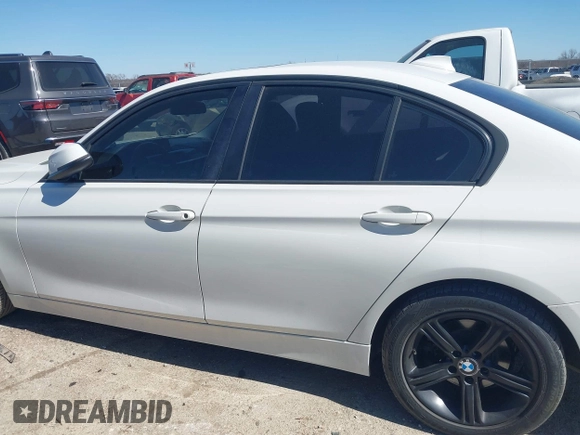 2014 BMW 3 Series 328i z VIN WBA3C1C55EK109483, wystawiony jako IAAI lot #41670180 z przebiegiem 99 947 mil mil oraz . Historia ofert i sprzedaży dostępna na DreamBid. Obrazek 14.