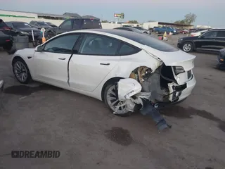2021 Tesla Model 3 Standard Range Plus z VIN 5YJ3E1EA3MF043860, wystawiony jako IAAI lot #41214748 z przebiegiem 32 753 mil mil oraz . Historia ofert i sprzedaży dostępna na DreamBid. Obrazek 13.