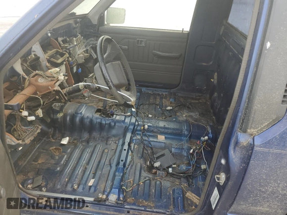 1995 Mitsubishi Mighty Max z VIN JA7LS21G4SP002839, wystawiony jako Copart lot #55777674 z przebiegiem Nie podano mil oraz Czysty tytuł • Clean title. Historia ofert i sprzedaży dostępna na DreamBid. Obrazek 7.