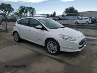 2015 Ford Focus Electric z VIN 1FADP3R46FL288088, wystawiony jako Copart lot #51020475 z przebiegiem 64 928 mil mil oraz Czysty tytuł • Clean title. Historia ofert i sprzedaży dostępna na DreamBid. Obrazek 4.
