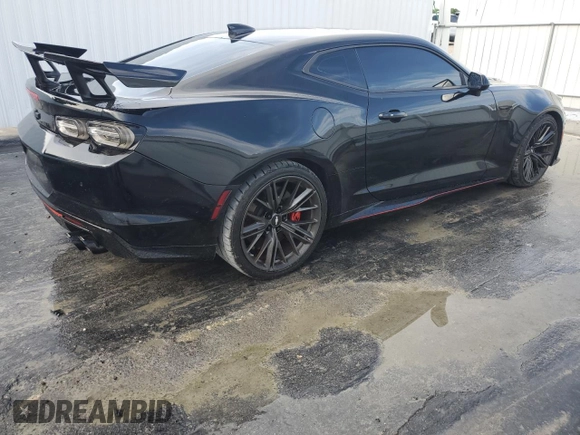 2018 Chevrolet Camaro ZL1 z VIN 1G1FK1R66J0136757, wystawiony jako Copart lot #71070224 z przebiegiem 7760 mil mil oraz Tytuł czysty. Historia ofert i sprzedaży dostępna na DreamBid. Obrazek 3.
