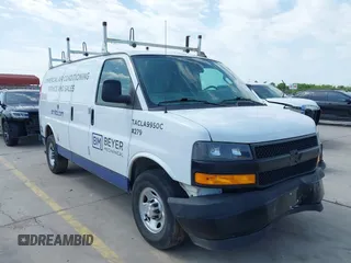 2021 Chevrolet Express Cargo z VIN 1GCWGAFP2M1251909, wystawiony jako IAAI lot #42191287 z przebiegiem 62 725 mil mil oraz . Historia ofert i sprzedaży dostępna na DreamBid. Obrazek 1.