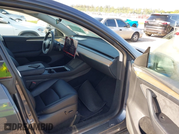 2023 Tesla Model Y Long Range z VIN 7SAYGDEE5PA099226, wystawiony jako IAAI lot #42004061 z przebiegiem 10 607 mil mil oraz . Historia ofert i sprzedaży dostępna na DreamBid. Obrazek 5.