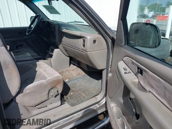 2000 Chevrolet Silverado 1500 LS with VIN 2GCEC19T1Y1227911, listed as a IAAI auction lot 41982621 with 403,945 mi miles. Bid and sale history available at carsss.com. Image 5.