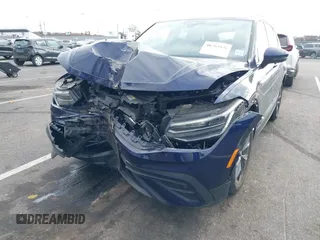 2023 Volkswagen Tiguan SE z VIN 3VVMB7AX3PM006867, wystawiony jako IAAI lot #40793976 z przebiegiem 29 648 mil mil oraz . Historia ofert i sprzedaży dostępna na DreamBid. Obrazek 6.