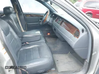2002 Lincoln Town Car Signature z VIN 1LNHM82W72Y629486, wystawiony jako IAAI lot #42365208 z przebiegiem Nie podano mil oraz . Historia ofert i sprzedaży dostępna na DreamBid. Obrazek 5.