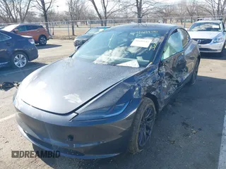 2025 Tesla Model 3 Long Range z VIN 5YJ3E1EBXSF913691, wystawiony jako IAAI lot #41699545 z przebiegiem 3 609 mil mil oraz . Historia ofert i sprzedaży dostępna na DreamBid. Obrazek 6.