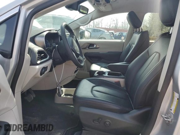 2024 Chrysler Pacifica Hybrid Select z VIN 2C4RC1S71RR141595, wystawiony jako Copart lot #51647615 z przebiegiem 20 475 mil mil oraz Nie do naprawy • Non repairable. Historia ofert i sprzedaży dostępna na DreamBid. Obrazek 7.