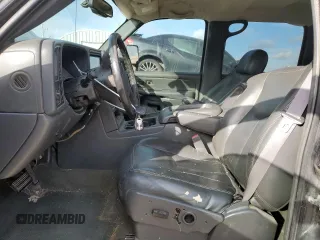 2005 GMC Sierra 2500HD SLT z VIN 1GTHK23205F964169, wystawiony jako Copart lot #42234625 z przebiegiem 304 832 mil mil oraz Szkoda całkowita • Salvage title. Historia ofert i sprzedaży dostępna na DreamBid. Obrazek 7.