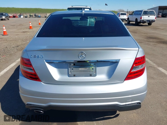 2013 Mercedes-Benz C 250 Sport z VIN WDDGF4HB9DA873732, wystawiony jako IAAI lot #41755981 z przebiegiem 82 181 mil mil oraz . Historia ofert i sprzedaży dostępna na DreamBid. Obrazek 16.