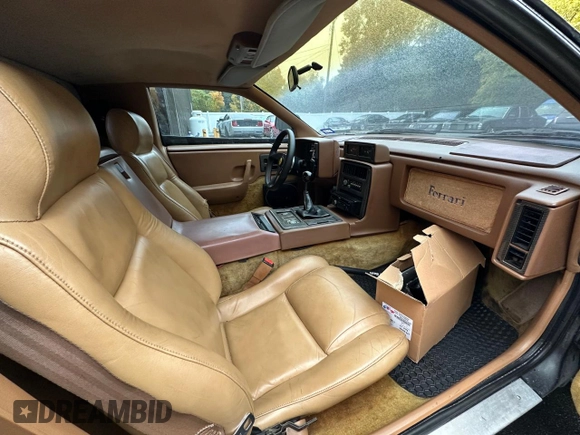 1988 Pontiac Fiero z VIN 1G2PE119XJP213392, wystawiony jako Copart lot #55215415 z przebiegiem 71 246 mil mil oraz Czysty tytuł • Clean title. Historia ofert i sprzedaży dostępna na DreamBid. Obrazek 5.