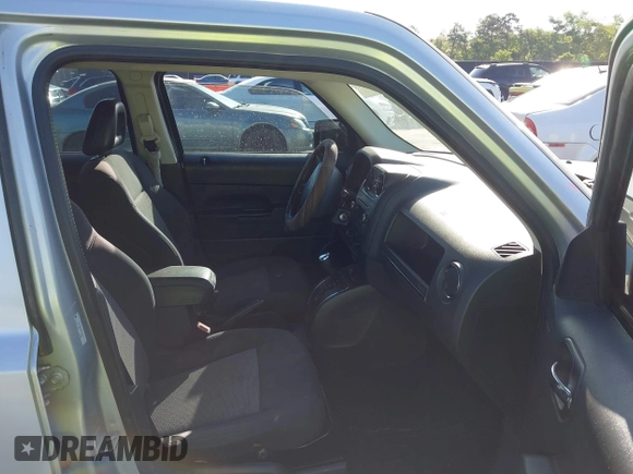 2009 Jeep Patriot Sport with VIN 1J4FT28B99D121838, listed as a IAAI auction lot 42000092 with 218,483 mi miles. Bid and sale history available at carsss.com. Image 5.