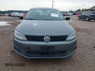 2014 Volkswagen Jetta S z VIN 3VW2K7AJ2EM313510, wystawiony jako IAAI lot #42334212 z przebiegiem 180 245 mil mil oraz . Historia ofert i sprzedaży dostępna na DreamBid. Obrazek 6.