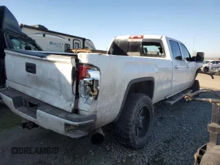 2019 GMC Sierra 3500HD Denali z VIN 1GT42WEY4KF241556, wystawiony jako Copart lot #42368875 z przebiegiem Nie podano mil oraz Szkody całkowita. Historia ofert i sprzedaży dostępna na DreamBid. Obrazek 3.