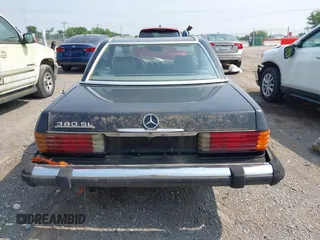 1982 Mercedes-Benz 380 SL z VIN WDBBA45A0CB017032, wystawiony jako IAAI lot #42461326 z przebiegiem 153 044 mil mil oraz . Historia ofert i sprzedaży dostępna na DreamBid. Obrazek 16.