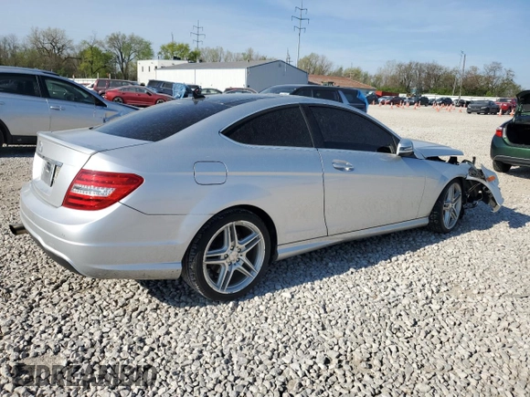 2013 Mercedes-Benz C 250 с VIN WDDGJ4HB9DG010716, выставлен на аукционе Copart как лот 54128125 с пробегом 137 915 миль миль и Списание • Salvage title. История ставок и продаж доступна на DreamBid. Изображение 3.