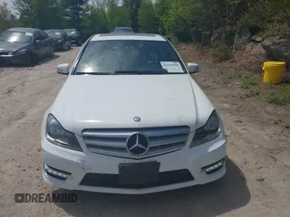 2013 Mercedes-Benz C 300 Sport z VIN WDDGF8AB7DR273519, wystawiony jako IAAI lot #42236450 z przebiegiem 92 851 mil mil oraz . Historia ofert i sprzedaży dostępna na DreamBid. Obrazek 12.