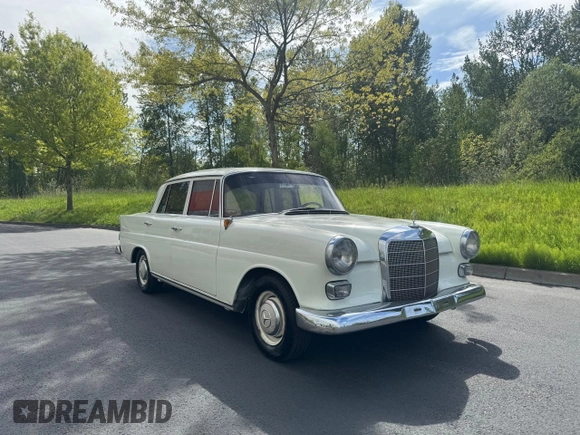 1965 Mercedes-Benz 190 z VIN 11001010128, wystawiony jako Copart lot #55181315 z przebiegiem 77 434 mil mil oraz Tytuł czysty. Historia ofert i sprzedaży dostępna na DreamBid. Obrazek 1.