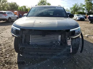 2024 Volkswagen Atlas Peak Edition SEL z VIN 1V2GR2CA8RC583867, wystawiony jako Copart lot #55641005 z przebiegiem 5 798 mil mil oraz Szkoda całkowita • Salvage title. Historia ofert i sprzedaży dostępna na DreamBid. Obrazek 5.