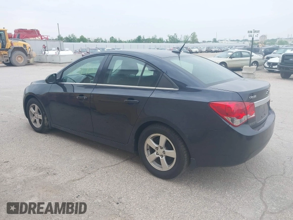 2014 Chevrolet Cruze 1LT z VIN 1G1PC5SB3E7242029, wystawiony jako IAAI lot #42404193 z przebiegiem 143 896 mil mil oraz . Historia ofert i sprzedaży dostępna na DreamBid. Obrazek 3.