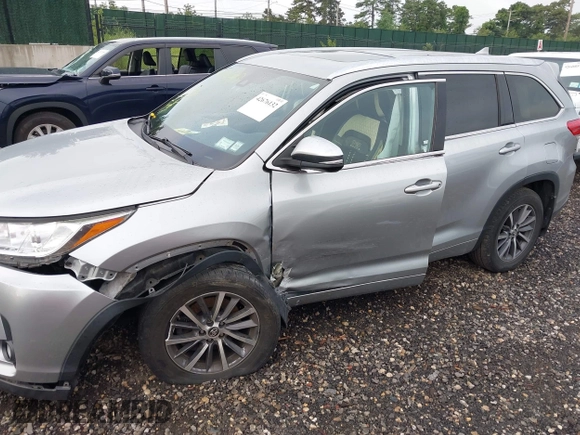 2018 Toyota Highlander SE with VIN 5TDJZRFH6JS550104, listed as a IAAI auction lot 42676132 with 107,807 mi miles and . Bid and sale history available at DreamBid. Image 14.