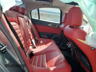 2018 Alfa Romeo Giulia Ti Sport z VIN ZARFAECN3J7576014, wystawiony jako Copart lot #52408195 z przebiegiem Nie podano mil oraz Szkody całkowita. Historia ofert i sprzedaży dostępna na DreamBid. Obrazek 10.