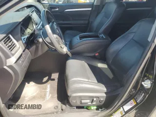 2017 Toyota Highlander XLE z VIN 5TDJZRFH8HS411635, wystawiony jako Copart lot #52080215 z przebiegiem 83 711 mil mil oraz Szkoda całkowita • Salvage title. Historia ofert i sprzedaży dostępna na DreamBid. Obrazek 7.