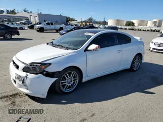 2008 Scion tC Spec z VIN JTKDE167180229188, wystawiony jako Copart lot #48062675 z przebiegiem 142 236 mil mil oraz Nie do naprawy. Historia ofert i sprzedaży dostępna na DreamBid. Obrazek 1.