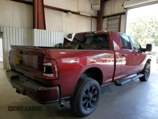 2024 Ram 2500 Laramie z VIN 3C6UR5NL3RG103131, wystawiony jako Copart lot #67840964 z przebiegiem 131 962 mil mil oraz Szkoda całkowita • Salvage title. Historia ofert i sprzedaży dostępna na DreamBid. Obrazek 3.