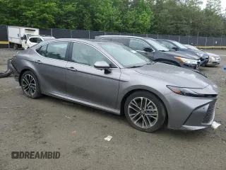 2025 Toyota Camry LE z VIN 4T1DAACKXSU554669, wystawiony jako Copart lot #55768925 z przebiegiem 1 830 mil mil oraz Szkoda całkowita • Salvage title. Historia ofert i sprzedaży dostępna na DreamBid. Obrazek 4.