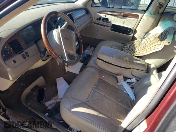 2001 Lincoln Town Car Cartier z VIN 1LNHM83WX1Y732737, wystawiony jako Copart lot #48216445 z przebiegiem 103 262 mil mil oraz Szkoda całkowita • Salvage title. Historia ofert i sprzedaży dostępna na DreamBid. Obrazek 7.