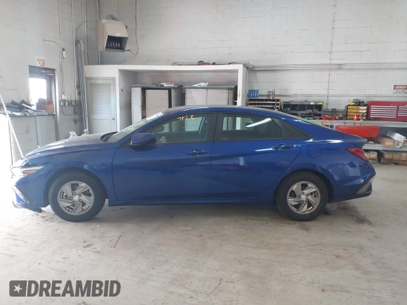 2024 Hyundai Elantra SE z VIN KMHLL4DG9RU681389, wystawiony jako IAAI lot #42017186 z przebiegiem 13 762 mil mil oraz . Historia ofert i sprzedaży dostępna na DreamBid. Obrazek 14.