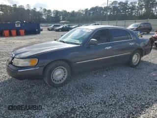 1999 Lincoln Town Car Executive z VIN 1LNHM81W4XY714116, wystawiony jako Copart lot #44424595 z przebiegiem 210 041 mil mil oraz Szkoda całkowita • Salvage title. Historia ofert i sprzedaży dostępna na DreamBid. Obrazek 1.