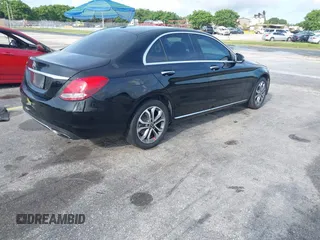 2018 Mercedes-Benz C 300 z VIN 55SWF4KB8JU251817, wystawiony jako IAAI lot #42482900 z przebiegiem 76 248 mil mil oraz . Historia ofert i sprzedaży dostępna na DreamBid. Obrazek 4.