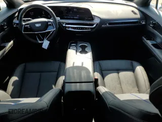 2025 Cadillac LYRIQ z VIN 1GYKPURL7SZ303441, wystawiony jako Copart lot #55331135 z przebiegiem 1078 mil mil oraz Szkody całkowita. Historia ofert i sprzedaży dostępna na DreamBid. Obrazek 8.