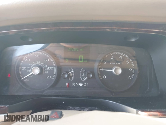 2006 Lincoln Town Car Signature Limited z VIN 1LNHM82V26Y628467, wystawiony jako IAAI lot #42221605 z przebiegiem 249 382 mil mil oraz . Historia ofert i sprzedaży dostępna na DreamBid. Obrazek 7.