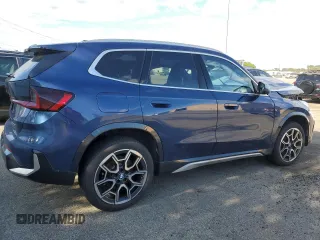 2024 BMW X1 xDrive28i z VIN WBX73EF0XR5017143, wystawiony jako Copart lot #54323325 z przebiegiem 5 411 mil mil oraz Szkoda całkowita • Salvage title. Historia ofert i sprzedaży dostępna na DreamBid. Obrazek 3.