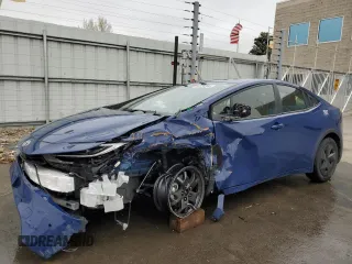 2023 Toyota Prius LE z VIN JTDACAAU1P3007891, wystawiony jako Copart lot #54724345 z przebiegiem 17 775 mil mil oraz Szkoda całkowita • Salvage title. Historia ofert i sprzedaży dostępna na DreamBid. Obrazek 1.