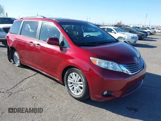 2015 Toyota Sienna XLE with VIN 5TDYK3DCXFS621190, listed as a IAAI auction lot 41646481 with 173,817 mi miles. Bid and sale history available at carsss.com. Image 1.