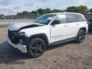 2023 Jeep Grand Cherokee Altitude z VIN 1C4RJHAG5PC609379, wystawiony jako IAAI lot #41599379 z przebiegiem 16 151 mil mil oraz . Historia ofert i sprzedaży dostępna na DreamBid. Obrazek 2.
