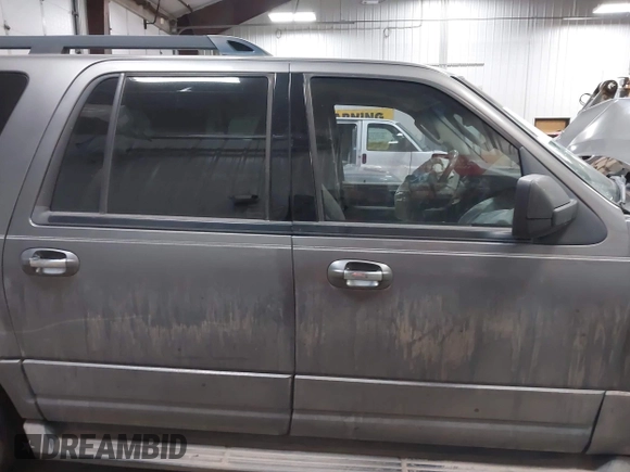 2010 Ford Expedition Max SSV z VIN 1FMJK1G51AEB20993, wystawiony jako IAAI lot #41893454 z przebiegiem 218 590 mil mil oraz . Historia ofert i sprzedaży dostępna na DreamBid. Obrazek 14.