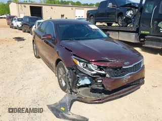 2020 Kia Optima LX z VIN 5XXGT4L3XLG451698, wystawiony jako IAAI lot #42031333 z przebiegiem 68 714 mil mil oraz . Historia ofert i sprzedaży dostępna na DreamBid. Obrazek 1.