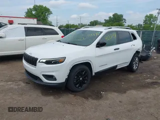 2019 Jeep Cherokee Latitude Plus z VIN 1C4PJLLX8KD160404, wystawiony jako IAAI lot #42281376 z przebiegiem 20 566 mil mil oraz . Historia ofert i sprzedaży dostępna na DreamBid. Obrazek 18.