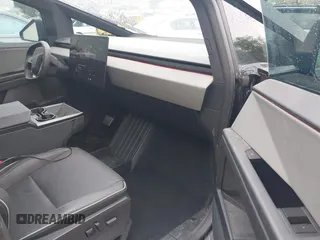 2024 Tesla Cybertruck z VIN 7G2CEHED6RA048460, wystawiony jako IAAI lot #42433721 z przebiegiem 8 019 mil mil oraz . Historia ofert i sprzedaży dostępna na DreamBid. Obrazek 5.