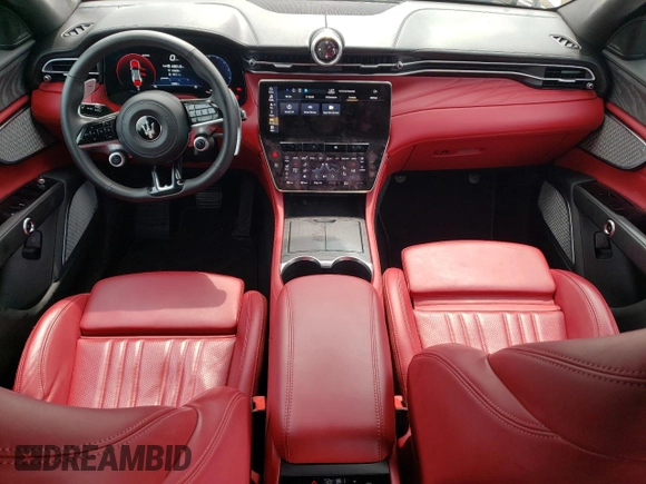2023 Maserati Grecale Modena z VIN ZN682AVM9P7427417, wystawiony jako Copart lot #51734044 z przebiegiem 14 605 mil mil oraz . Historia ofert i sprzedaży dostępna na DreamBid. Obrazek 8.
