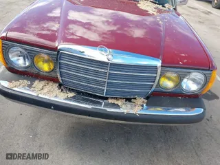 1982 Mercedes-Benz 300 Series 300D-T with VIN WDBAB33A5CB013080, listed as a IAAI auction lot 41734842 with 297,205 mi miles. Bid and sale history available at carsss.com. Image 6.